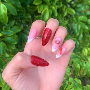 GET 1 EACH PURCHASE❗️White French Red Press Ons👄